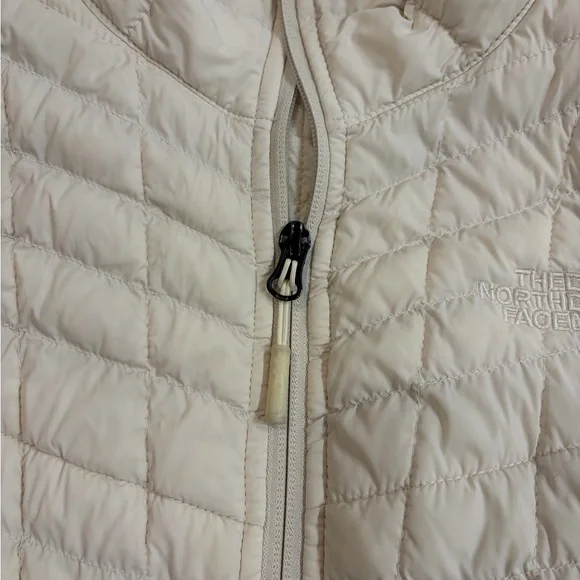 The North Face Women's Off-White Puffer Jacket - Picture 5 of 8